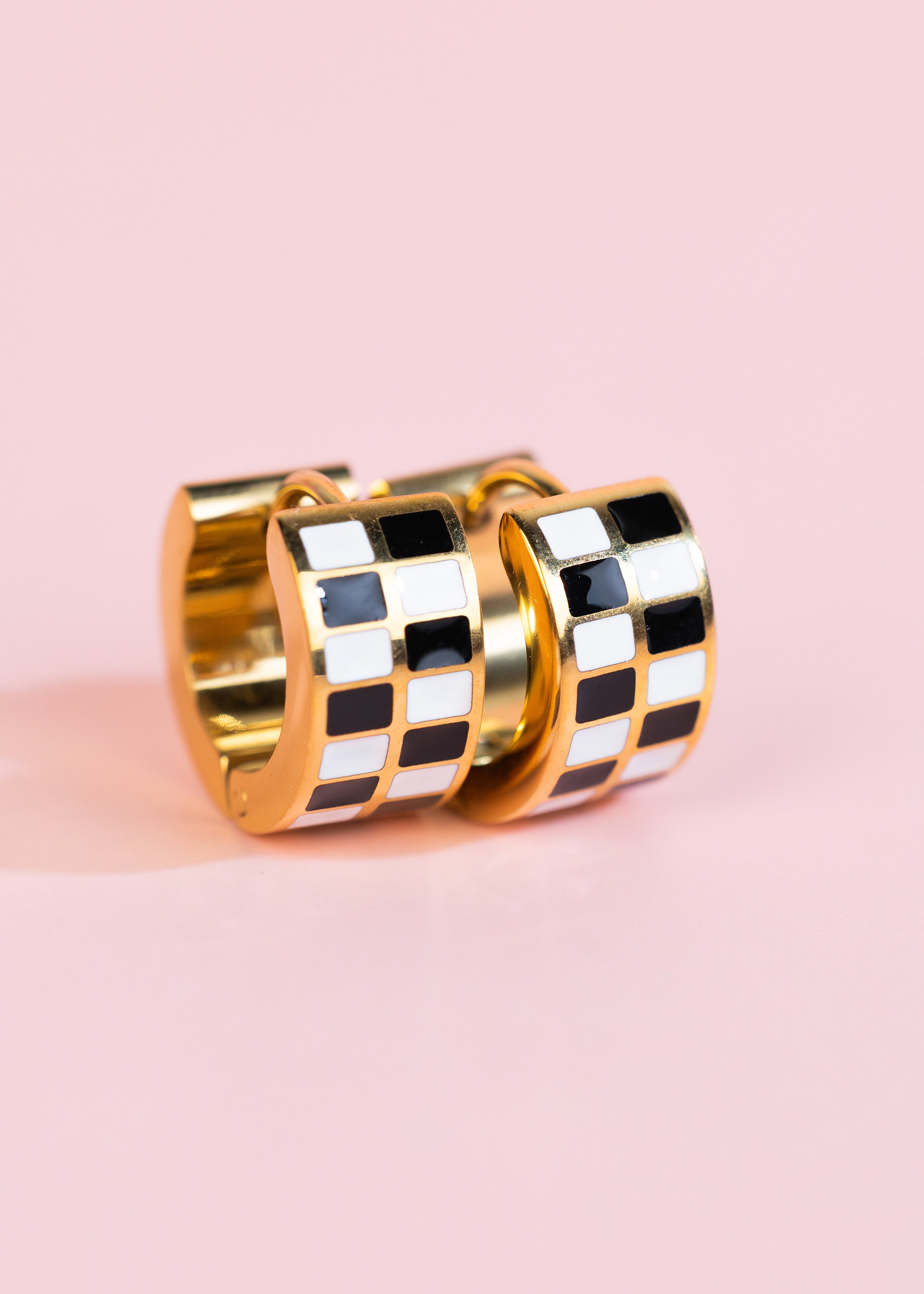 Chunky Checkered Huggies